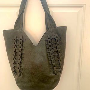 Braided textured tote with outer zipper pocket and magnetic sap closure